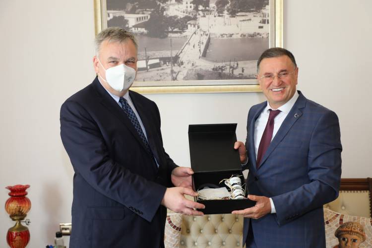 HBB BAŞKANI SAVAŞ: “BÖLGEDEKİ BARIŞIN KORUNMASI İÇİN AB’NİN DESTEK  OLMASINI İSTİYORUZ” ALMAN BÜYÜEKLÇİ SCHULZ HATAY’DA