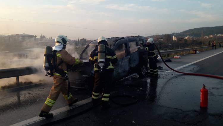 HBB İTFAİYESİNDEN ANINDA MÜDAHALE ARAÇ YANGINI KISA SÜREDE SÖNDÜRÜLDÜ