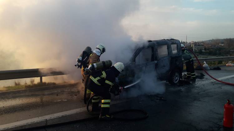 HBB İTFAİYESİNDEN ANINDA MÜDAHALE ARAÇ YANGINI KISA SÜREDE SÖNDÜRÜLDÜ
