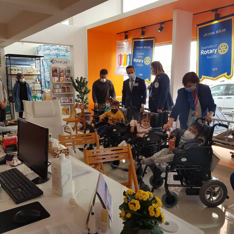 Hatay'da Spina Bifida Hastası çocuklara Akülü Sandalyeleri Teslim Edildi.