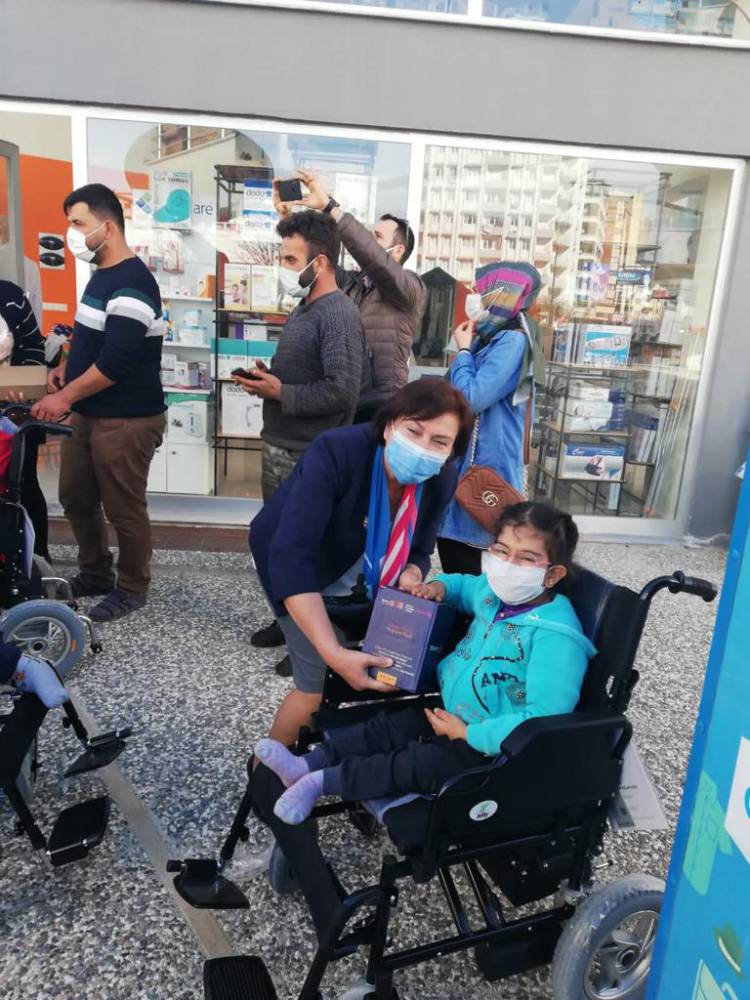 Hatay'da Spina Bifida Hastası çocuklara Akülü Sandalyeleri Teslim Edildi.