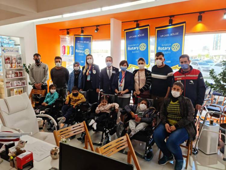 Hatay'da Spina Bifida Hastası çocuklara Akülü Sandalyeleri Teslim Edildi.
