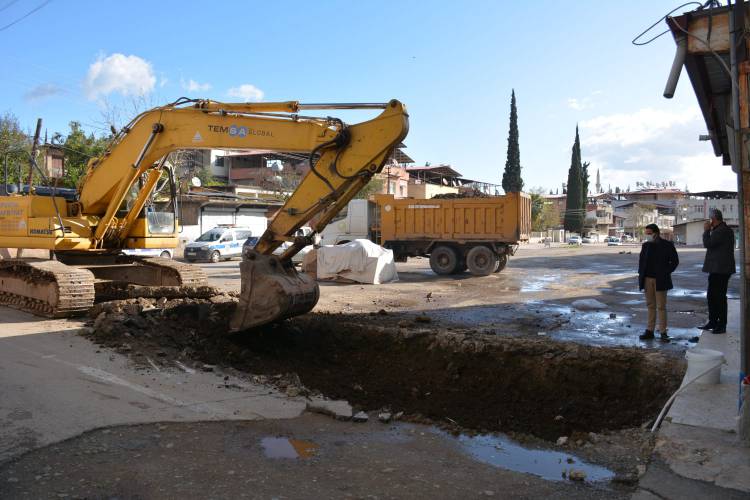 BAŞKAN YAVUZ YENİ SEMT PAZAR YERİNİN TEMEL KAZI ÇALIŞMALARINI BAŞLATTI