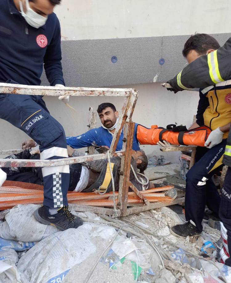 İLK MÜDAHALE HBB İTFAİYESİNDEN  HBB İTFAİYE EKİPLERİ ÇÖKEN İNŞAATA ANINDA MÜDAHALE ETTİ