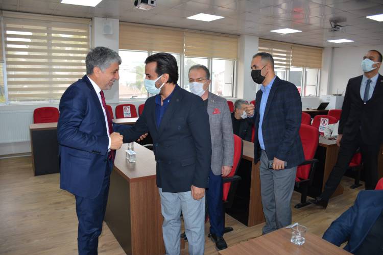 MHP KIRIKHAN İLÇE BAŞKANI HAMZA CİRNOOĞLU BAŞKAN YAVUZ’A ÇİÇEK VERDİ