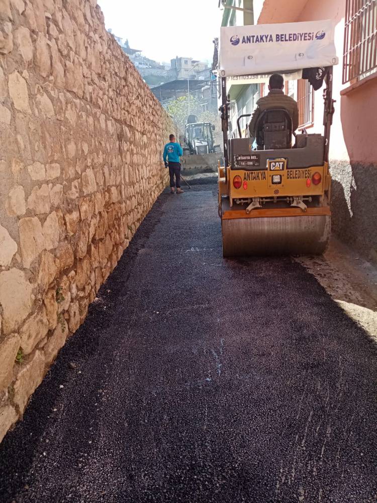 ANTAKYA BELEDİYESİ ALTYAPI ÇALIŞMALARI TAMAMLANAN YOLLARDA   ASFALTLAMA DEVAM EDİYOR
