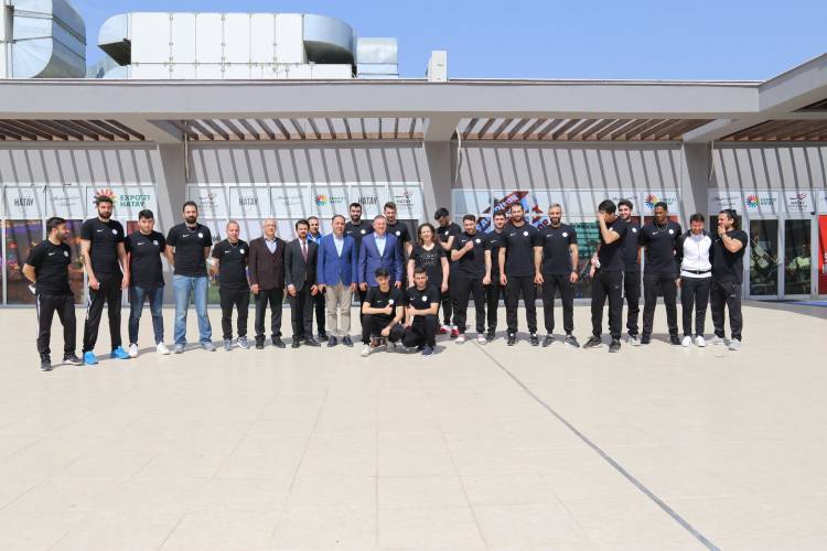 HATAYLI VOLEYBOLCULARIN HEDEFİ EFELER LİGİ MAVİ-BEYAZLILAR GÖZÜNÜ EFELER LİGİ’NE DİKTİ HBB BAŞKANI SAVAŞ VOLEYBOLCULAR İLE BULUŞTU SAVAŞ: FİNALE ÇIKMAK KADAR FİNALİ KAZANMAK DA ÖNEMLİDİR