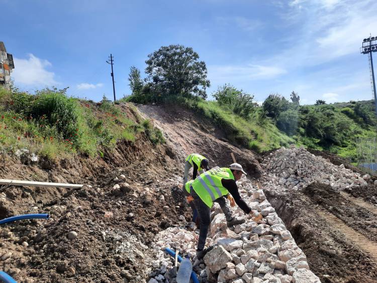 TEHLİKE ARZ EDEN BÖLGELERDE TAŞ DUVAR ÇALIŞMALARI DEVAM EDİYOR