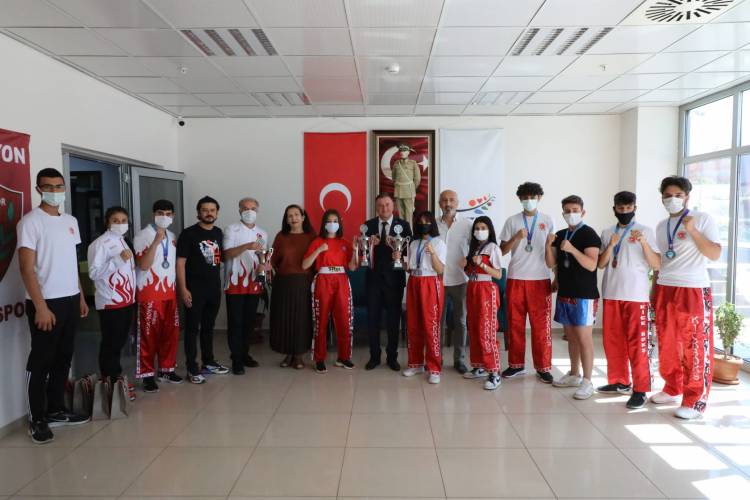 ŞAMPİYON SPORCULAR BAŞKAN SAVAŞ’I ZİYARET ETTİ