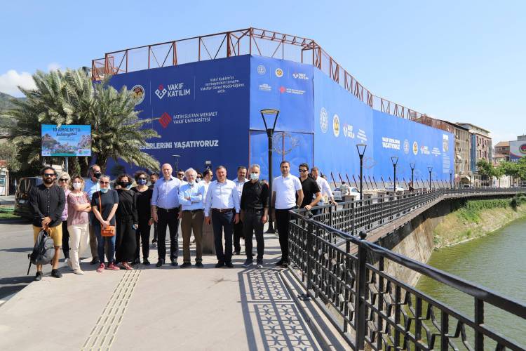 ANTAKYA KENT MEYDANI YARIŞMASI İÇİN GERİ SAYIM BAŞLADI BAŞKAN SAVAŞ JÜRİ ÜYELERİ İLE ANTAKYA’DA BİR ARAYA GELDI HBB ŞEHRİN DEĞERLERİNE SAHİP ÇIKIYOR