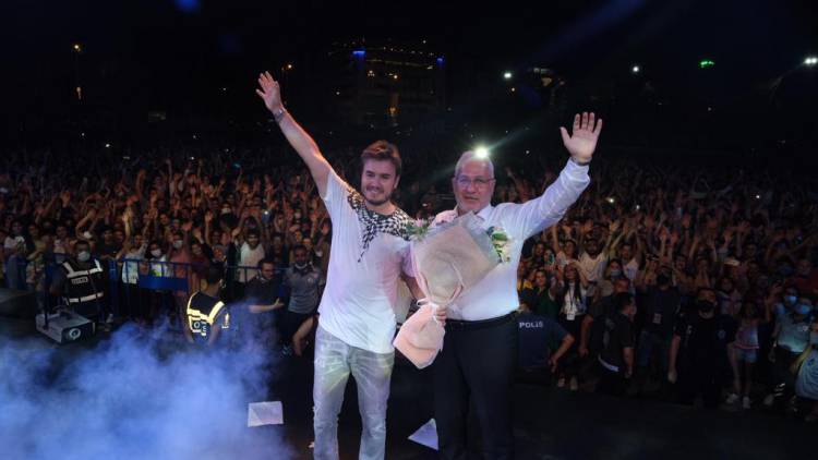 İSKENDERUN’DA FESTİVAL ÇOŞKUSU DEVAM EDİYOR -İSKENDERUN’DA FERHAT GÖÇER VE MUSTAFA CECELİ FETTAH CAN RÜZGÂRI ESTİ