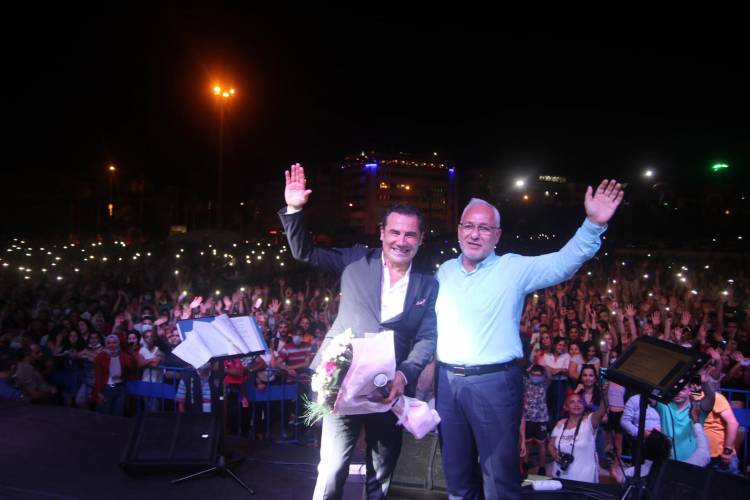 İSKENDERUN’DA FESTİVAL ÇOŞKUSU DEVAM EDİYOR -İSKENDERUN’DA FERHAT GÖÇER VE MUSTAFA CECELİ FETTAH CAN RÜZGÂRI ESTİ