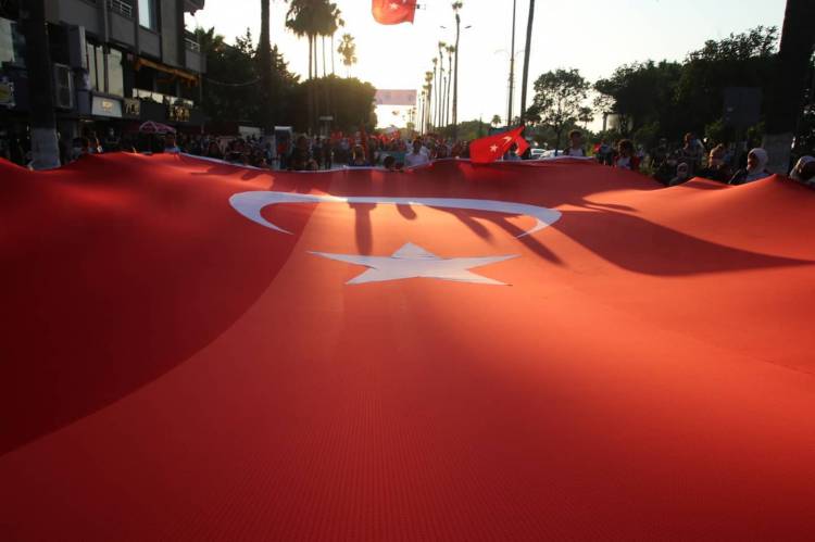 İSKENDERUN’DA MİLLİ BİRLİK YÜRÜYÜŞÜ DÜZENLENDİİ