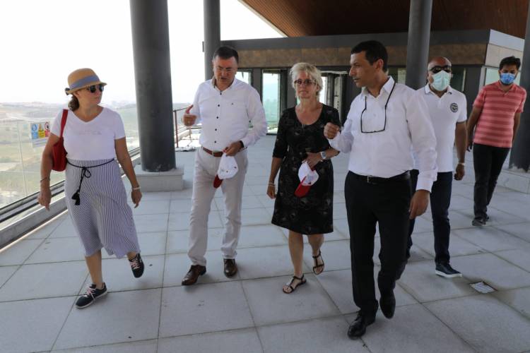 BİRLEŞMİŞ MİLLETLER BÜYÜKELÇİSİ VINTON EXPO ALANINA HAYRAN KALDI EXPO 2021 HATAY ALANLARI MİSAFİRLERİNİ AĞRLAMAYA DEVAM EDİYOR HBB BAŞKANI SAVAŞ: EXPO 2021 HATAY BÖLGEDEKİ BARIŞA KATKI VERECEK