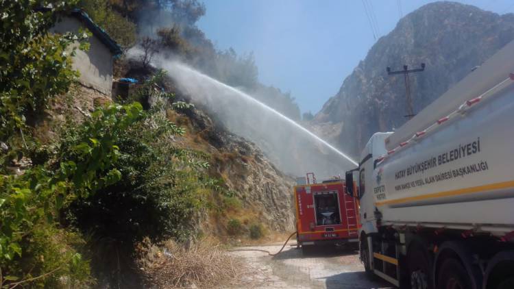 HBB’NİN ÖNGÖRÜSÜ FELAKETİ ÖNLEDİ HBB'NİN RİSKLİ BÖLGEDE TUTTUĞU İTFAİYE ARAÇLARI YANGINA ANINDA  MÜDAHALE ETTİ  HBB İTFAİYESİNDEN HIZLI MÜDAHALE