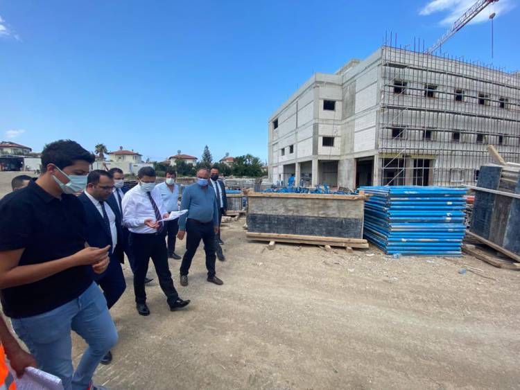 Arsuz Kaymakamı Hacı Hasan GÖKPINAR, yapımı devam eden 50 yataklı Arsuz Devlet Hastanesi inşaatında incelemelerde bulundu.