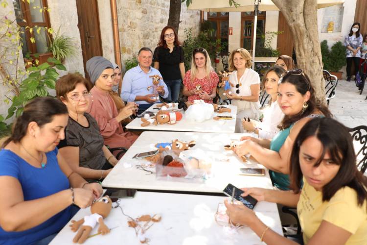 BAŞKAN SAVAŞ SANAT ATÖLYESİNDE HATAYLI KADINLAR İLE BİR ARAYA GELDİ SAVAŞ: İHTİYAÇ SAHİBİ ÇOCUKLARIMIZIN OKUL MASRAFLARINA KATKI SAĞLAYACAĞIZ