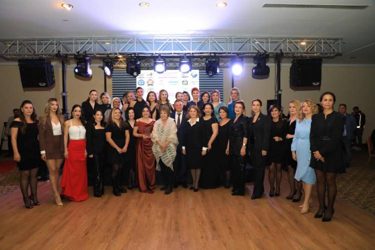 33 KADIN BELGESELİ’NİN GALASI YAPILDI HBB BAŞKANI LÜTFÜ SAVAŞ 33 KADIN BELGESELİ’NİN GALA GECESİNE KATILDI