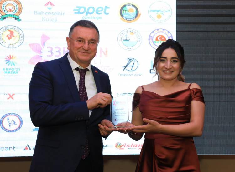 33 KADIN BELGESELİ’NİN GALASI YAPILDI HBB BAŞKANI LÜTFÜ SAVAŞ 33 KADIN BELGESELİ’NİN GALA GECESİNE KATILDI