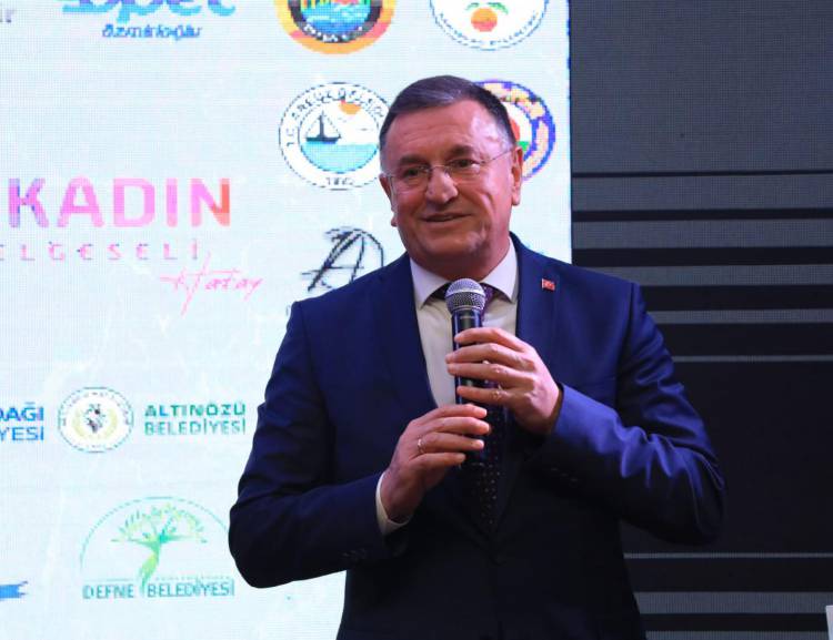 33 KADIN BELGESELİ’NİN GALASI YAPILDI HBB BAŞKANI LÜTFÜ SAVAŞ 33 KADIN BELGESELİ’NİN GALA GECESİNE KATILDI