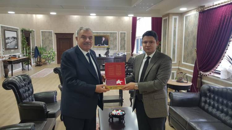 BAŞKAN YILMAZ’DAN ARSUZ KAYMAKAMLIĞI GÖREVİNE ATANAN HACI HASAN GÖKPINAR’A ZİYARET