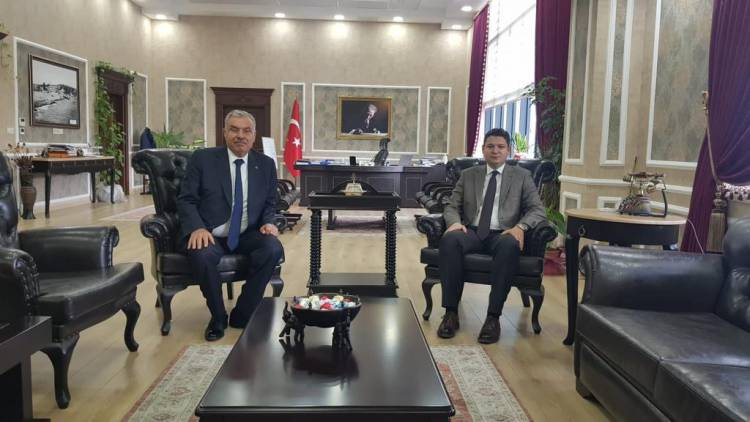 BAŞKAN YILMAZ’DAN ARSUZ KAYMAKAMLIĞI GÖREVİNE ATANAN HACI HASAN GÖKPINAR’A ZİYARET