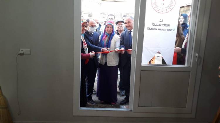 DÖRTYOL KAYMAKAMI AYDIN ERGÜN BALIK AĞI YAPAN KADINLARI ZİYARET ETTİ