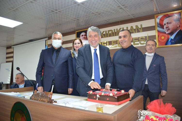 KIRIKHAN BELEDİYE MECLİSİ 2022 YILI OCAK AYI OLAĞAN TOPLANTISINI YAPTI Kırıkhan Belediye Meclisi 2022 Yılı Ocak Ayı Olağan toplantısını Belediye Başkanı Ayhan  Yavuz Başkanlığında gerçekleştirdi.  MECLİS ÜYELERİNDEN BAŞKAN YAVUZ’A DOĞUM GÜNÜ SÜPRİZİ