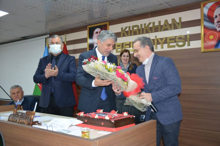 KIRIKHAN BELEDİYE MECLİSİ 2022 YILI OCAK AYI OLAĞAN TOPLANTISINI YAPTI Kırıkhan Belediye Meclisi 2022 Yılı Ocak Ayı Olağan toplantısını Belediye Başkanı Ayhan  Yavuz Başkanlığında gerçekleştirdi.  MECLİS ÜYELERİNDEN BAŞKAN YAVUZ’A DOĞUM GÜNÜ SÜPRİZİ