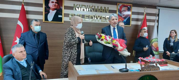 KIRIKHAN BELEDİYE MECLİSİ 2022 YILI OCAK AYI OLAĞAN TOPLANTISINI YAPTI Kırıkhan Belediye Meclisi 2022 Yılı Ocak Ayı Olağan toplantısını Belediye Başkanı Ayhan  Yavuz Başkanlığında gerçekleştirdi.  MECLİS ÜYELERİNDEN BAŞKAN YAVUZ’A DOĞUM GÜNÜ SÜPRİZİ