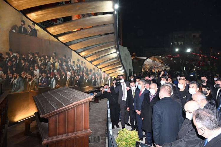 KURTULUŞUN 100.YILINDA COŞKU DOLU FENER ALAYI YÜRÜYÜŞÜ YAPILDI