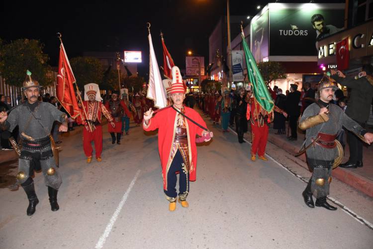 KURTULUŞUN 100.YILINDA COŞKU DOLU FENER ALAYI YÜRÜYÜŞÜ YAPILDI