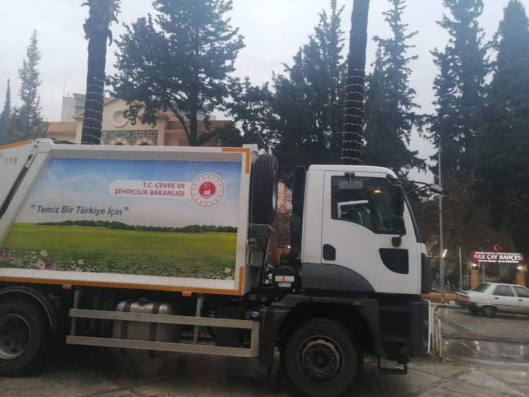 ÇEVRE VE ŞEHİRCİLİK BAKANLIĞI’NDAN KIRIKHAN’A ÇÖP TOPLAMA ARACI HİBE EDİLDİ