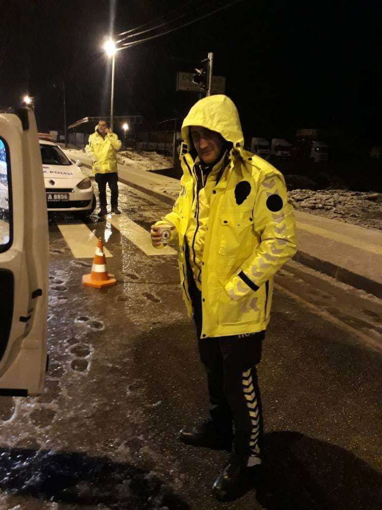 KIRIKHAN BELEDİYESİ YOLDA MAHSUR KALAN ŞOFÖRLERE ÇORBA İKRAM ETTİ