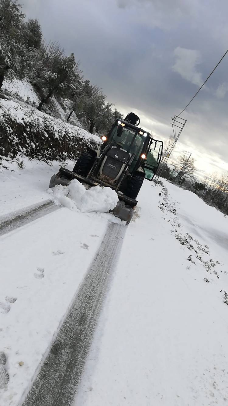 ANTAKYA BELEDİYESİ, KARLA KAPLI YOLLARI ULAŞIMA AÇTI 