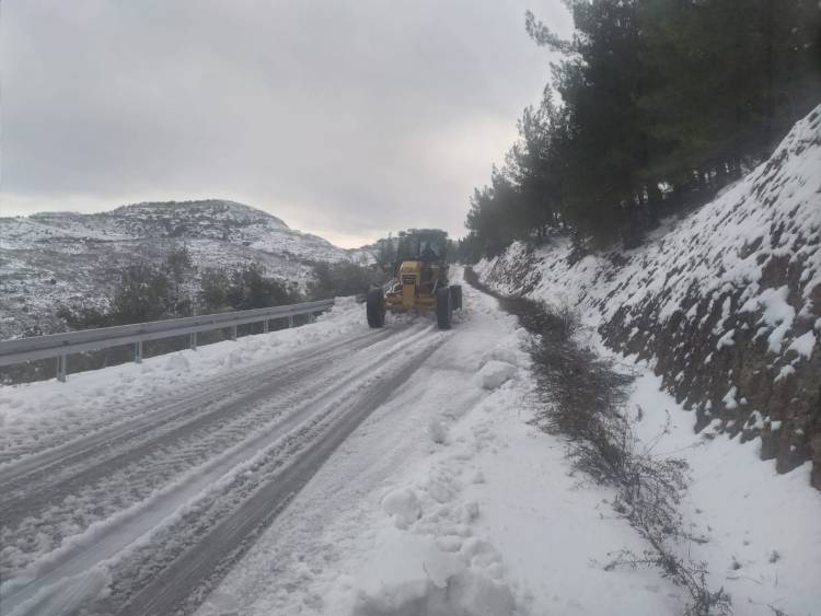 ANTAKYA BELEDİYESİ, KARLA KAPLI YOLLARI ULAŞIMA AÇTI 