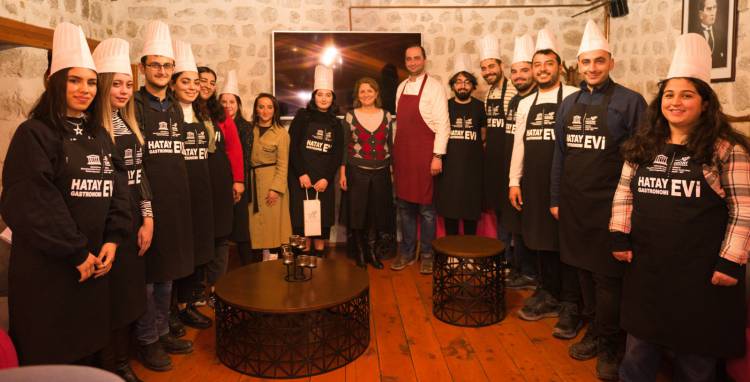 TÜRKİYE’NİN LEZZET KÖŞESİ HATAY’IN AŞÇI ADAYLARI ÖNLÜKLERİNİ KUŞANDI 2. AŞÇILIK OKULU İÇİN ÖNLÜKLER GİYİLDİ 2. AŞÇILIK OKULU BAŞLADI