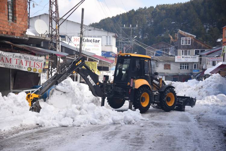 OSMANİYE BELEDİYESİ ZORKUN MERKEZ VE YAYLALARDA KAR YAĞIŞINDAN KAPANAN ANA ARTER  VE ARA YOLLARI AÇIYOR.