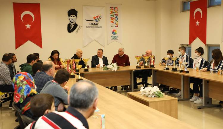 HATAY’A 16 KUPA İLE DÖNEN HBB SPORCULARI SEVİNCİNİ BAŞKAN SAVAŞ İLE PAYLAŞTI  BAŞKAN SAVAŞ HATAY’A 16 KUPA İLE DÖNEN SPORCULARI KUTLADI  SAVAŞ: SPORA VE SPORCUYA DESTEĞİMİZ DEVAM EDECEK