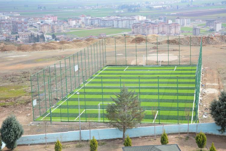 BAŞKAN YAVUZ KIRIKHAN’A 3 ADET SENTETİK ÇİM SAHAYI DAHA HİZMETE SUNDU