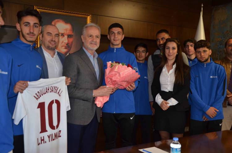 Abdullah Sayek Anadolu Lisesi Futbol Takımından İTSO’ya Ziyaret Türkiye’de İlk 8 Takım Arasına girme başarısı gösterdiler