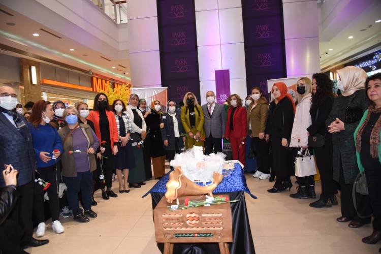 DÜNYA KADINLAR GÜNÜ SERGİSİ AÇILDI