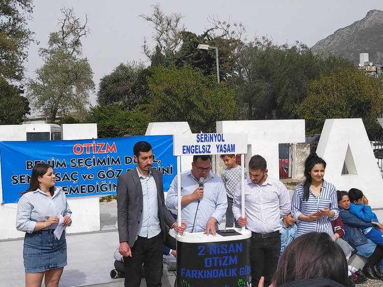 CHP’Lİ GENÇLERDEN OTİZM FARKINDALIĞI