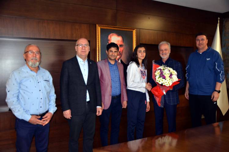 Namık Kemal Ortaokulunun Başarılı Sporcuları İTSO’yu Ziyaret Etti