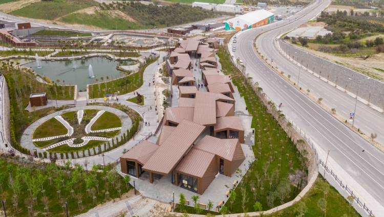 EXPO ALANLARININ GECESİ AYRI GÜNDÜZÜ AYRI GÜZEL