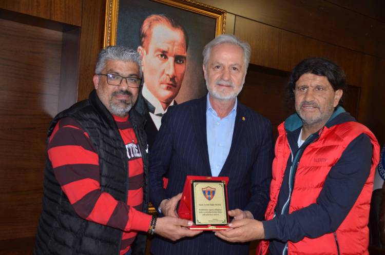 İskenderun Veteranlar Spor Kulübü Yönetiminden İTSO Başkanı Yılmaz’a Plaket