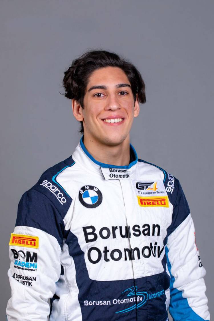 TÜRK YARIŞ PİLOTU AVRUPA’DA HIZ KESMİYOR