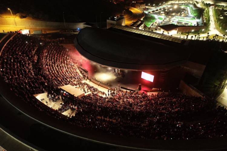 BAYRAMIN COŞKUSU EXPO ALANLARINDA YAŞANIYOR DERYA ULUĞ’DAN MUHTEŞEM KONSER