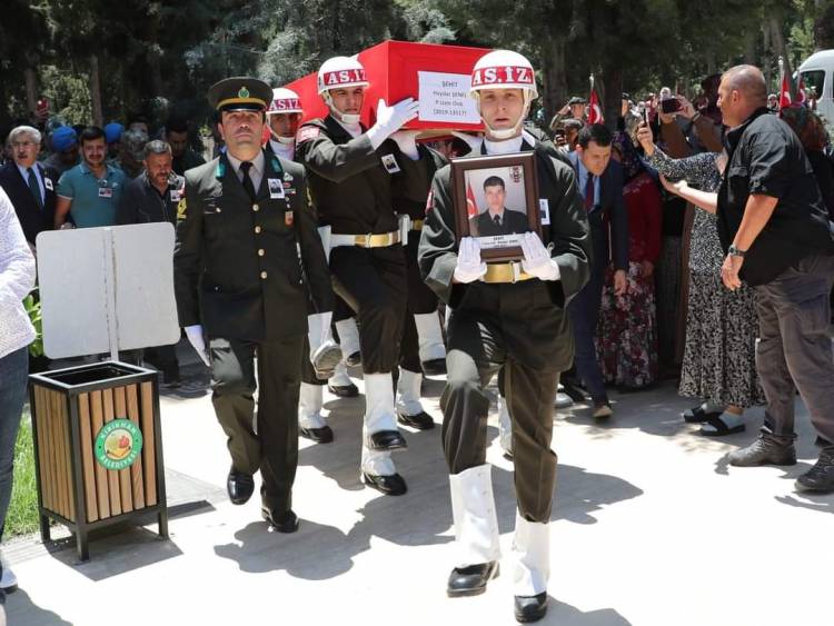 HATAYLI ŞEHİDİNİ SON YOLCULUGUNA UGURLADI