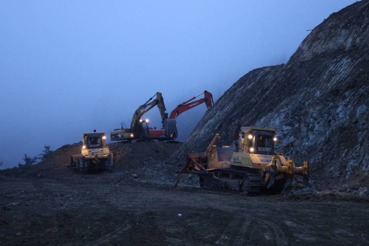 HBB, AMANOSLARDA AZİMLE ÇALIŞIYOR SERİNYOL MADENLİ YOLU
